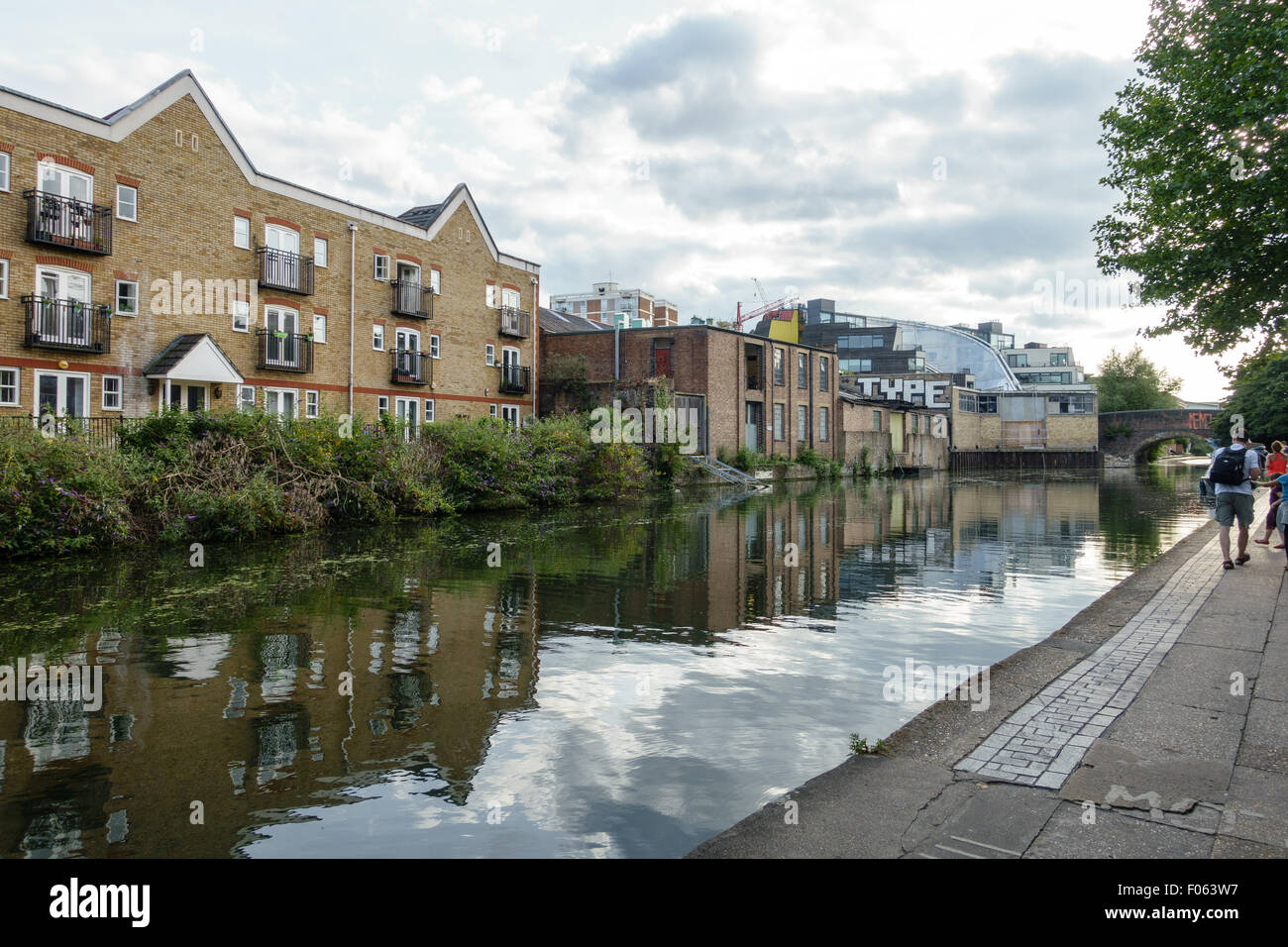 Les gens dépenser un week-end ensoleillé jour en été 2015 par un canal de l'Est de Londres. Banque D'Images