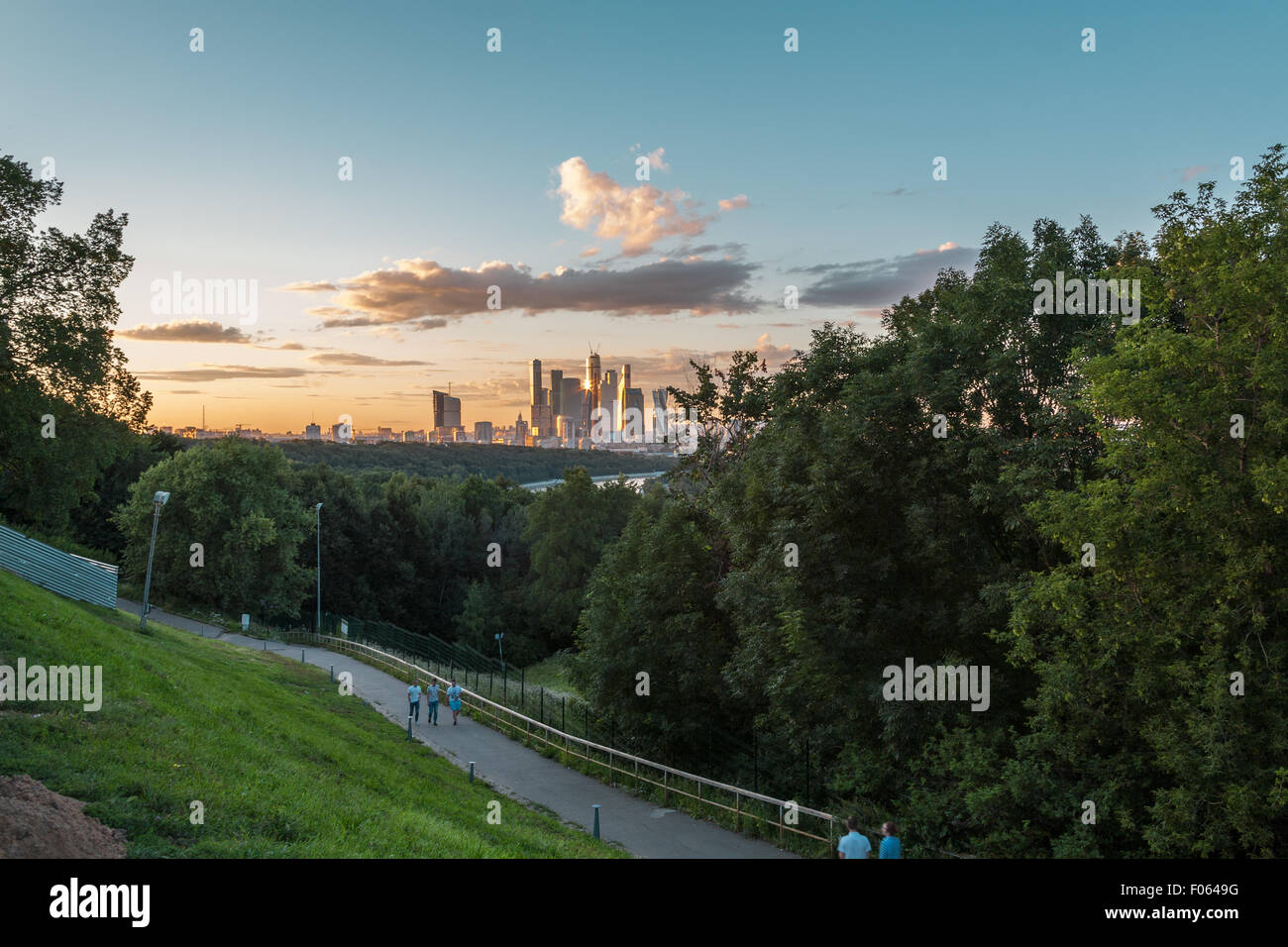 La vue depuis le pont d'observation Vorobevy montagne Business district, de la ville de Moscou et de parc de la rivière de Moscou Banque D'Images