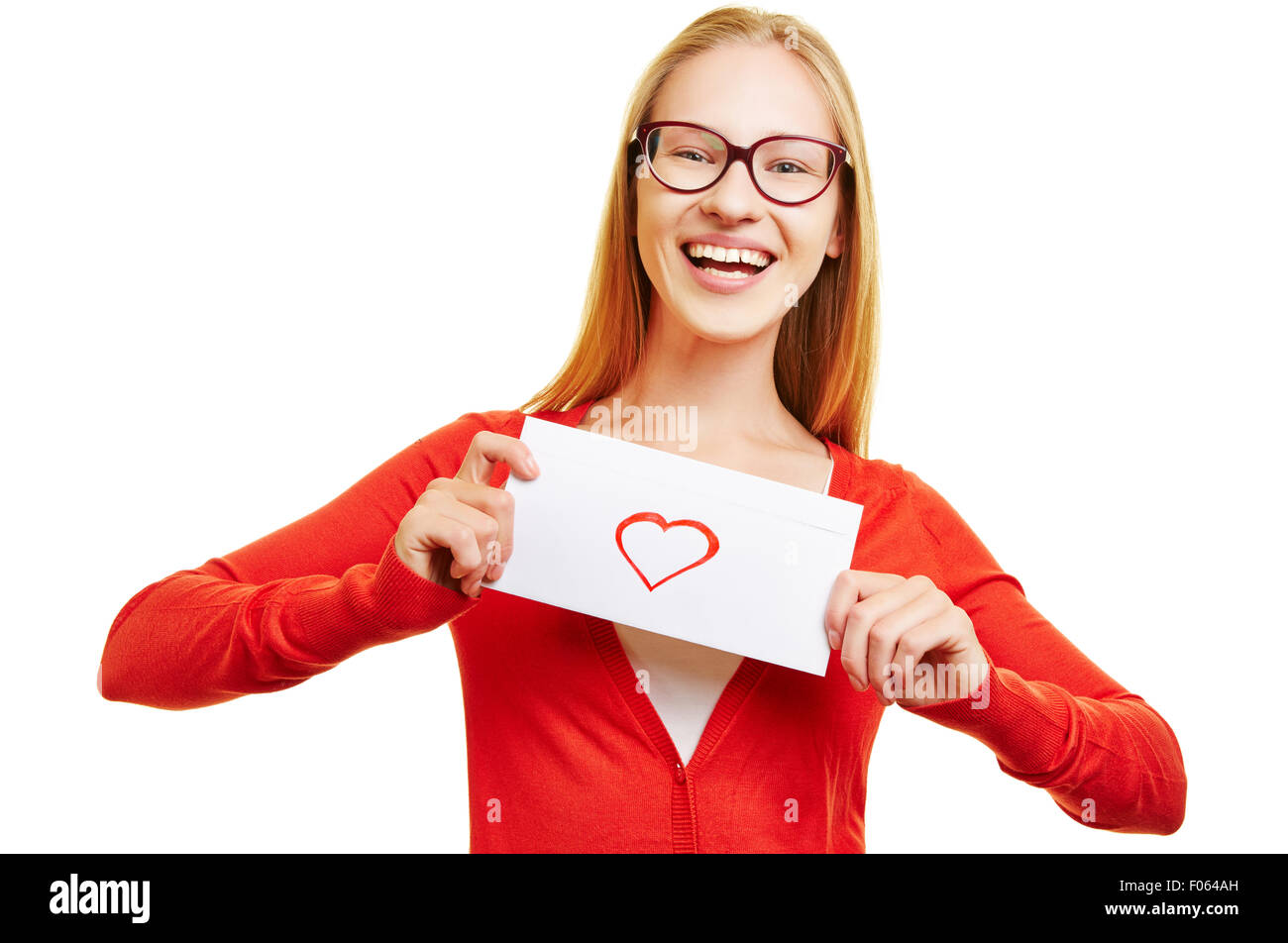 Jeune femme heureuse avec lettre d'amour dans ses mains pour la Saint-Valentin Banque D'Images