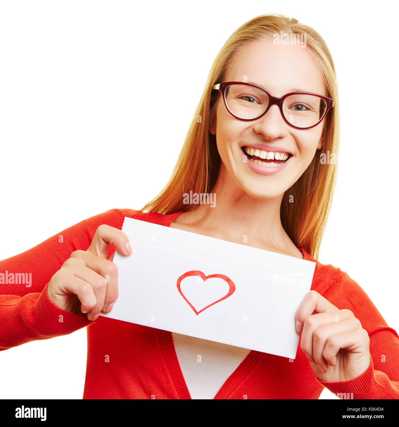 Happy girl montrant lettre d'amour avec coeur rouge dessiné dessus Banque D'Images