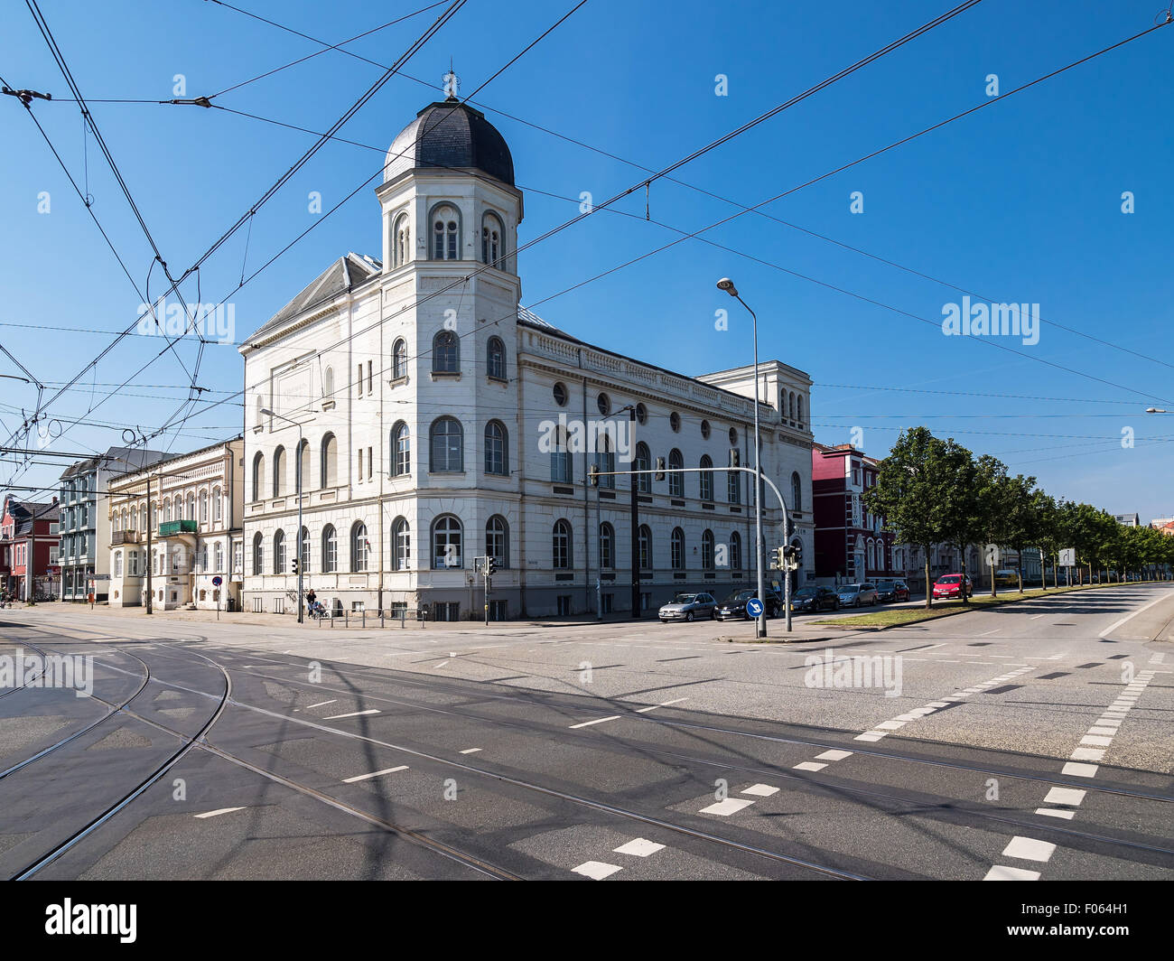 Les bâtiments historiques à Rostock (Allemagne) avec ciel bleu Banque D'Images