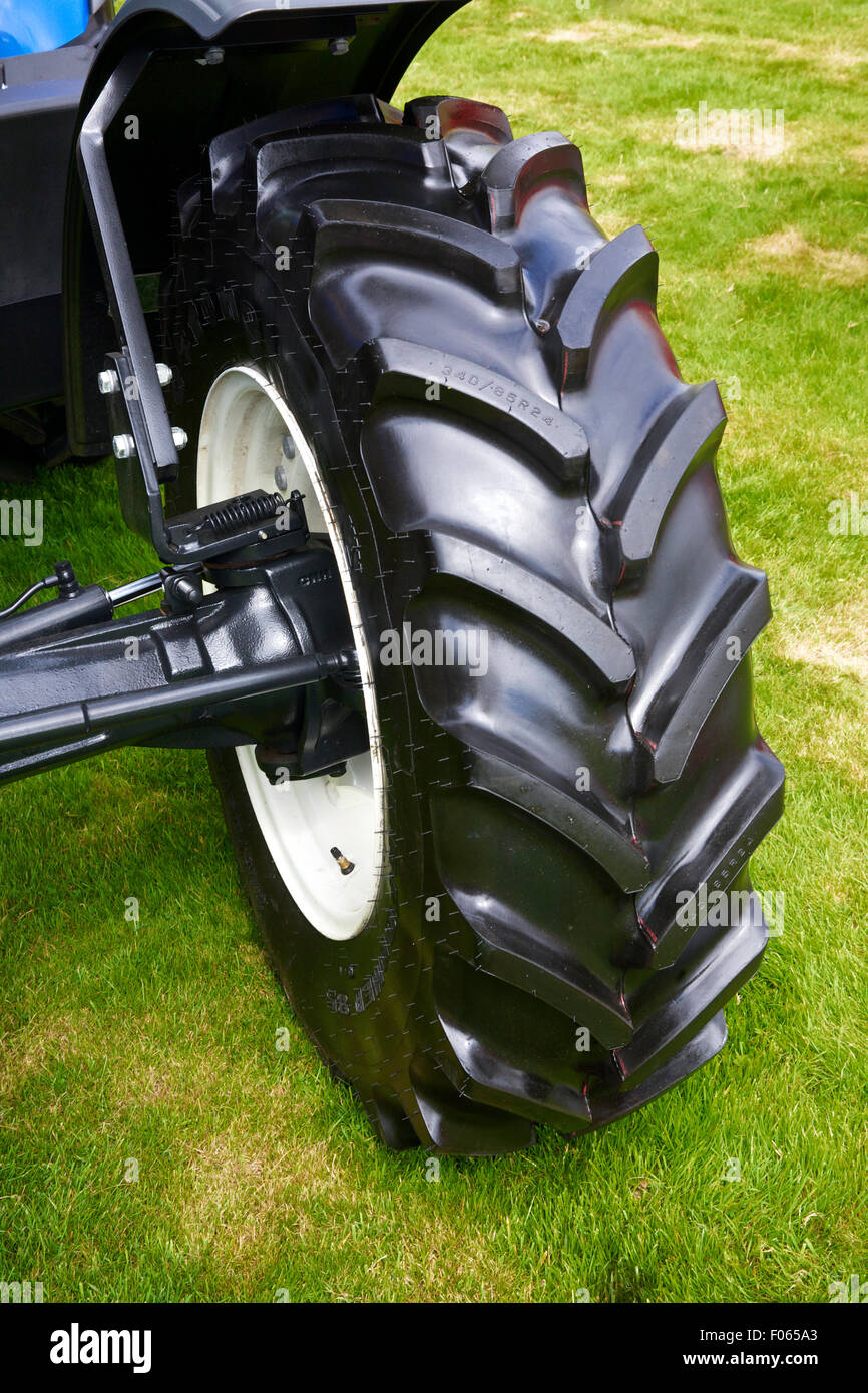 Pneu de tracteur Banque D'Images