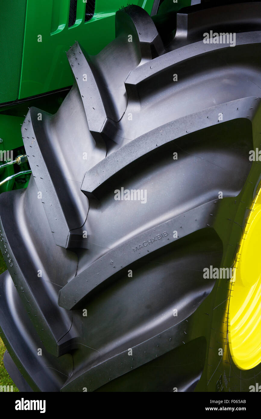Pneu de tracteur Banque D'Images