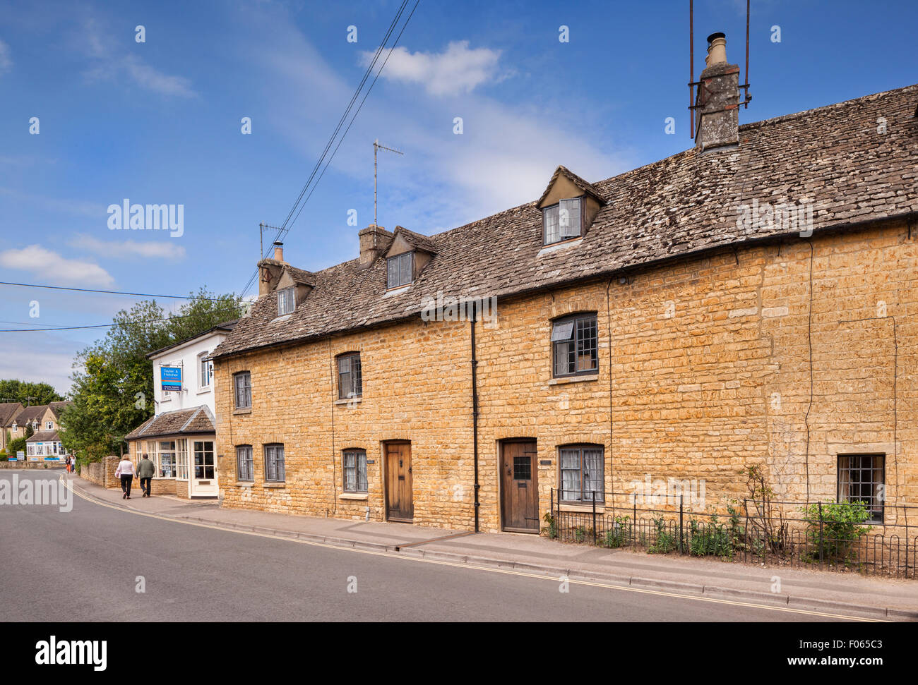 Cotswold stone cottages dans le village de Bourton-on-the-water, Gloucestershire, Angleterre Banque D'Images