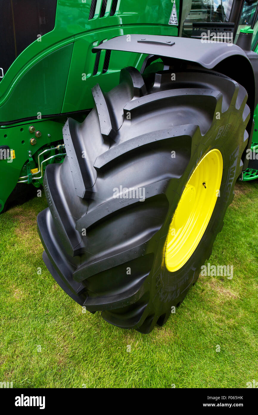 Pneu de tracteur Banque D'Images