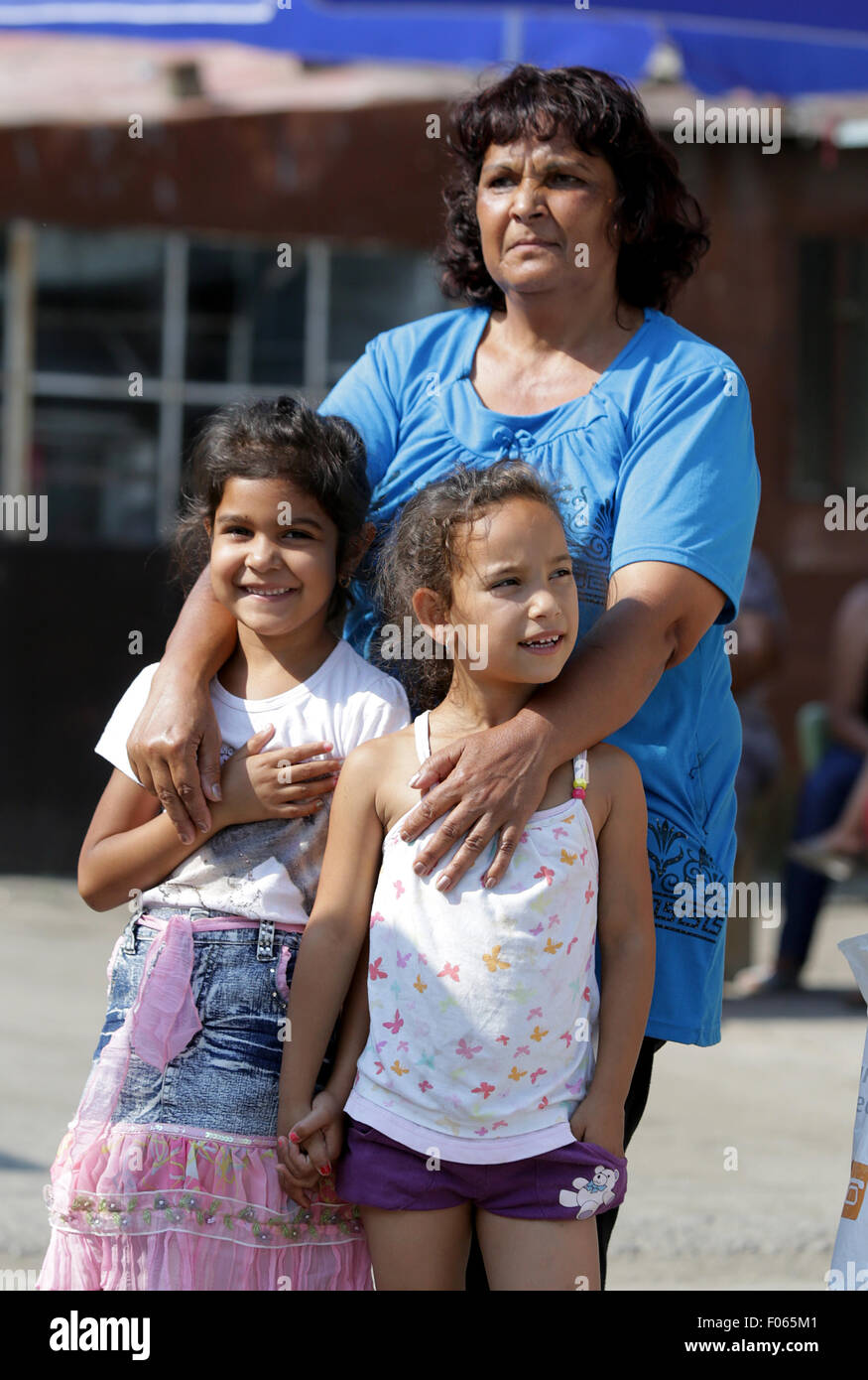 Sofia, Bulgarie - 30 juillet 2015 : Les Gitans enfants avec leur grand-mère sont présents à l'ouverture officielle d'un centre au th Banque D'Images