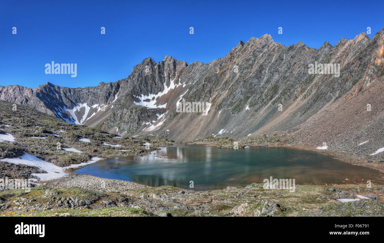 Beau lac au pied de la montagne. Matin d'été dans les montagnes de Sibérie Orientale Banque D'Images