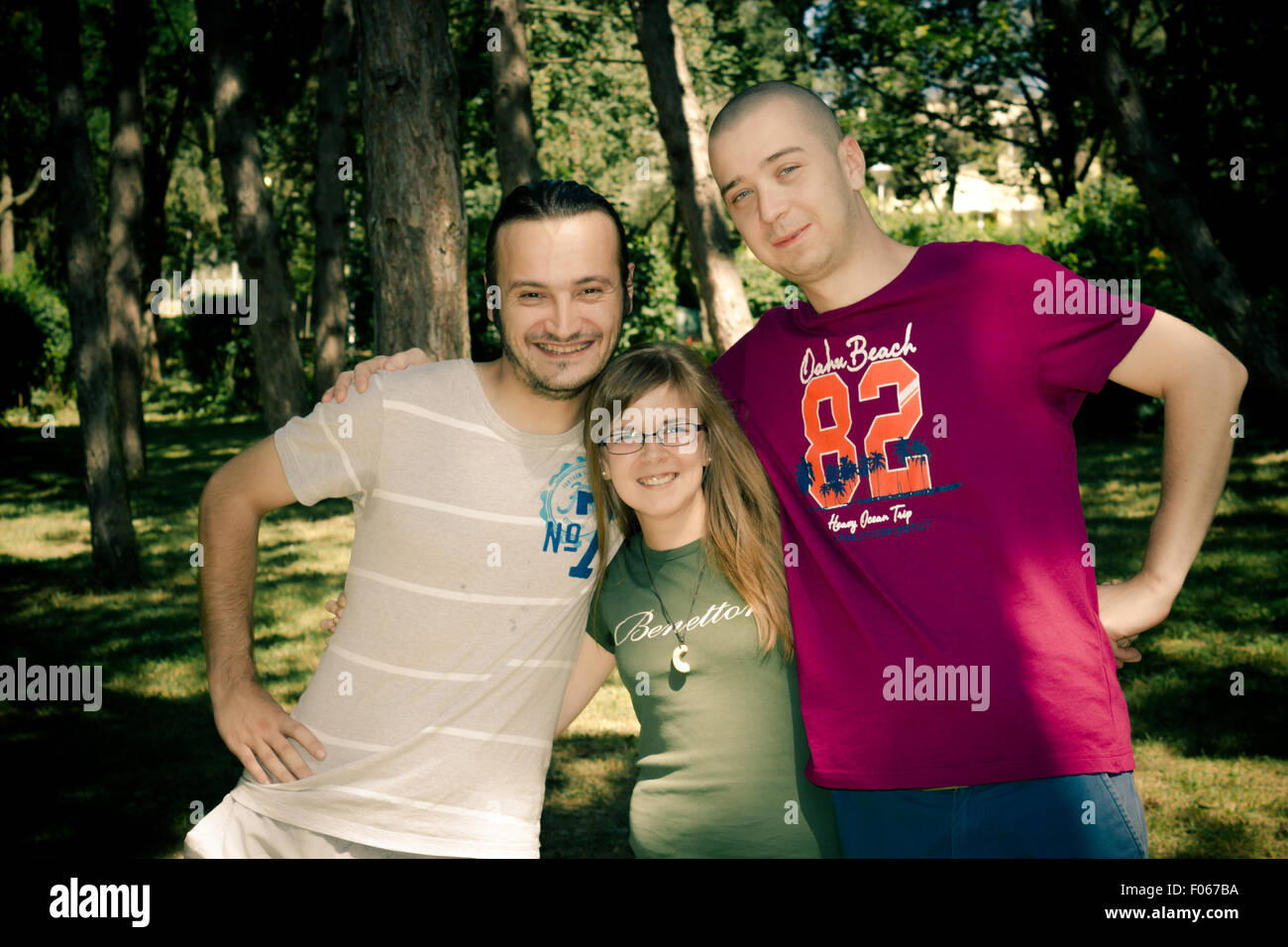 Les derniers gagnants posing heureux dans une forêt Banque D'Images