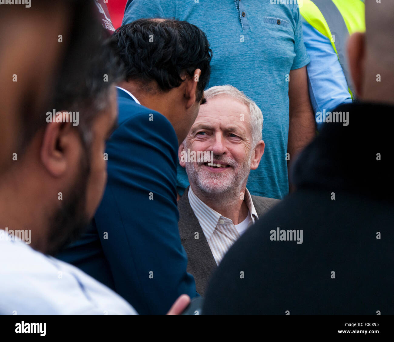 Bradford, West Yorkshire, Royaume-Uni. 7e août, 2015. Jeremy Corbyn est assis et écoute tandis que d'autres orateurs s'adresser à la foule au Centre Communautaire Karmand Cricket Ground le vendredi 7 août 2015, Bradford, West Yorkshire, UK Crédit : Graham Hardy/Alamy Live News Banque D'Images