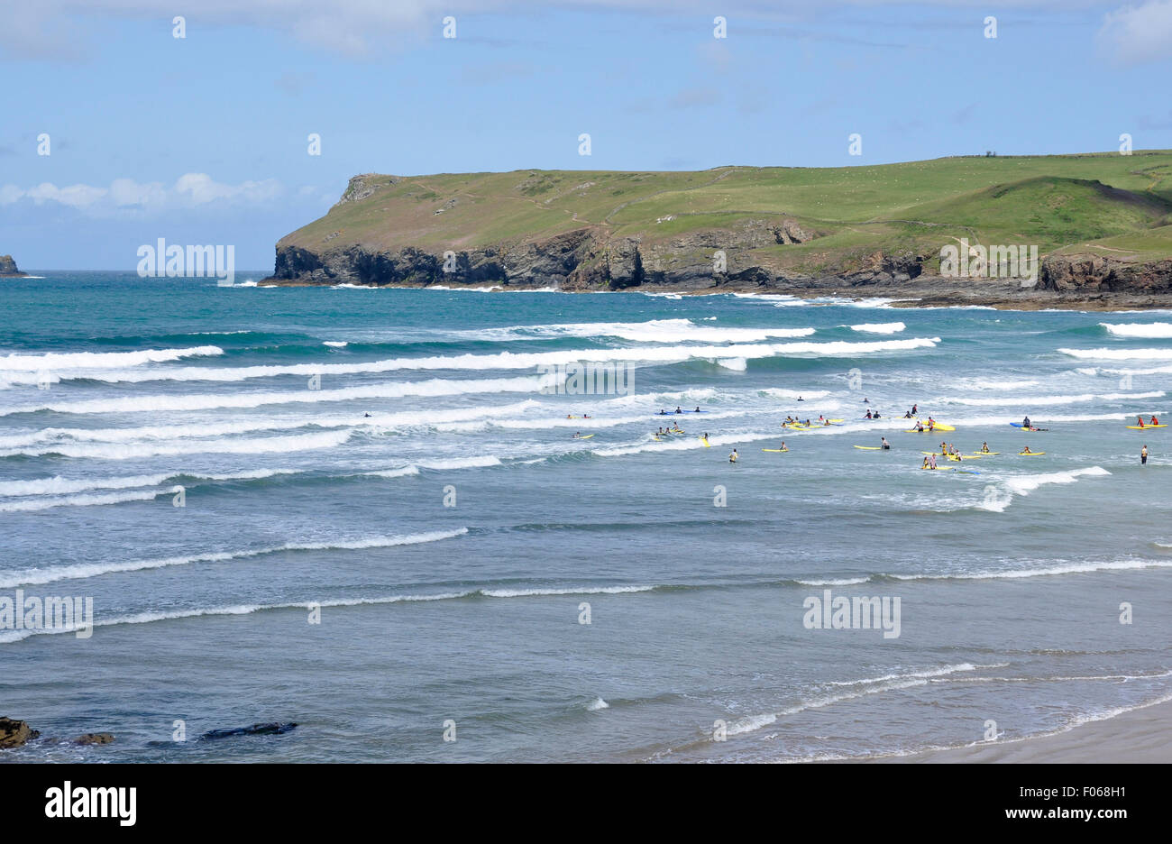 Cornouailles du nord - Polzeath - surfers beach - blanc surmonté en roulant les disjoncteurs - bleu vert mer - Soleil - Point Pentire Banque D'Images