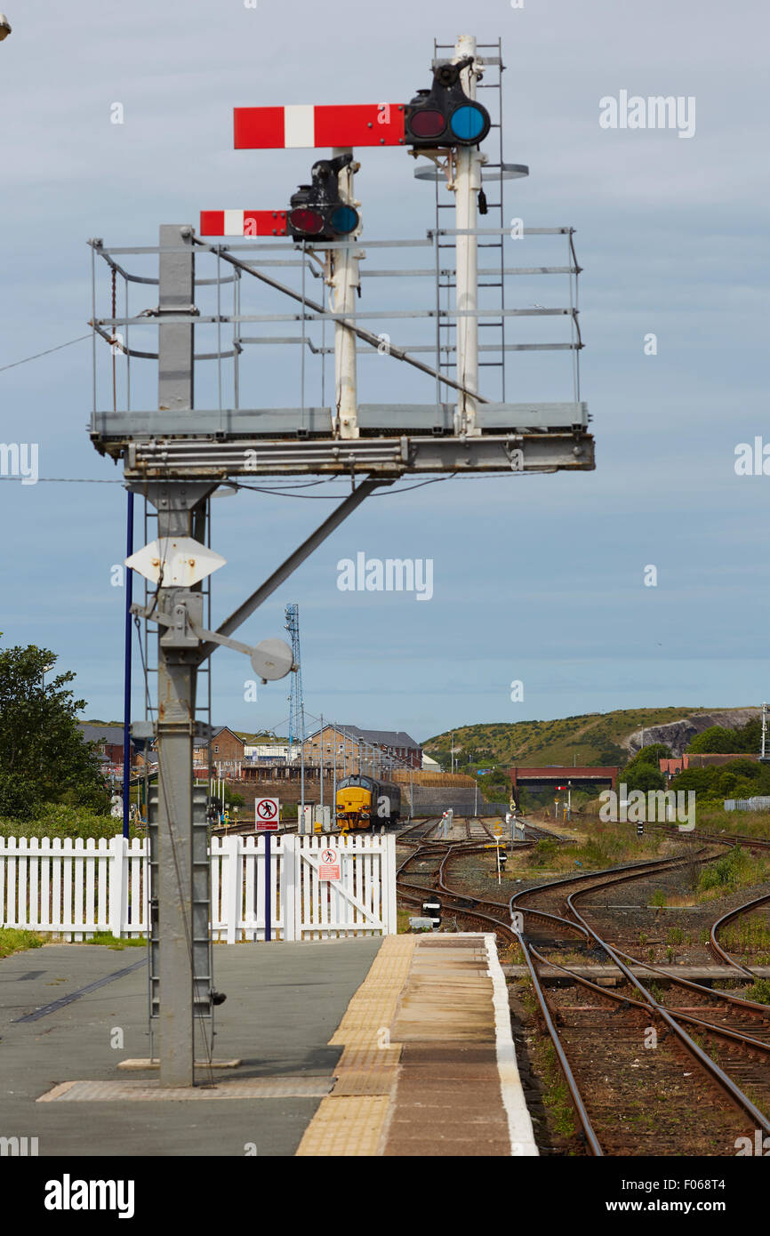 Barrow-in-Furness Cumbria gare ferroviaire de la ligne de côte des signaux de sémaphore sur la plate-forme ferroviaire trains central du moyeu de lo Banque D'Images