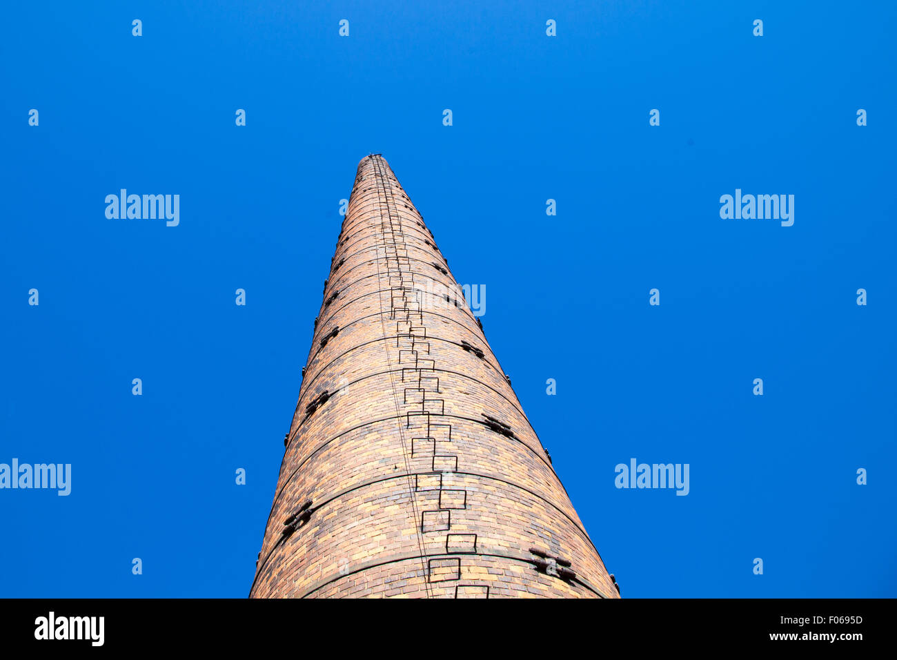 Vieille cheminée industrielle faite à partir de la brique rouge Banque D'Images