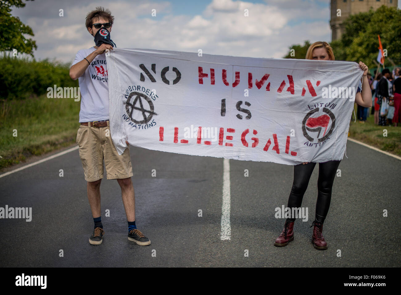 Bedfordshire, Royaume-Uni. 8e août, 2015. Yarl's Wood Surround protestation organisée ce matin dans le Bedfordshire a demandé de fermer tous les centres de détention du Royaume-Uni et d'ouvrir les frontières pour les migrants de Calais. Credit : Subvention Vélaires/ZUMA/Alamy Fil Live News Banque D'Images