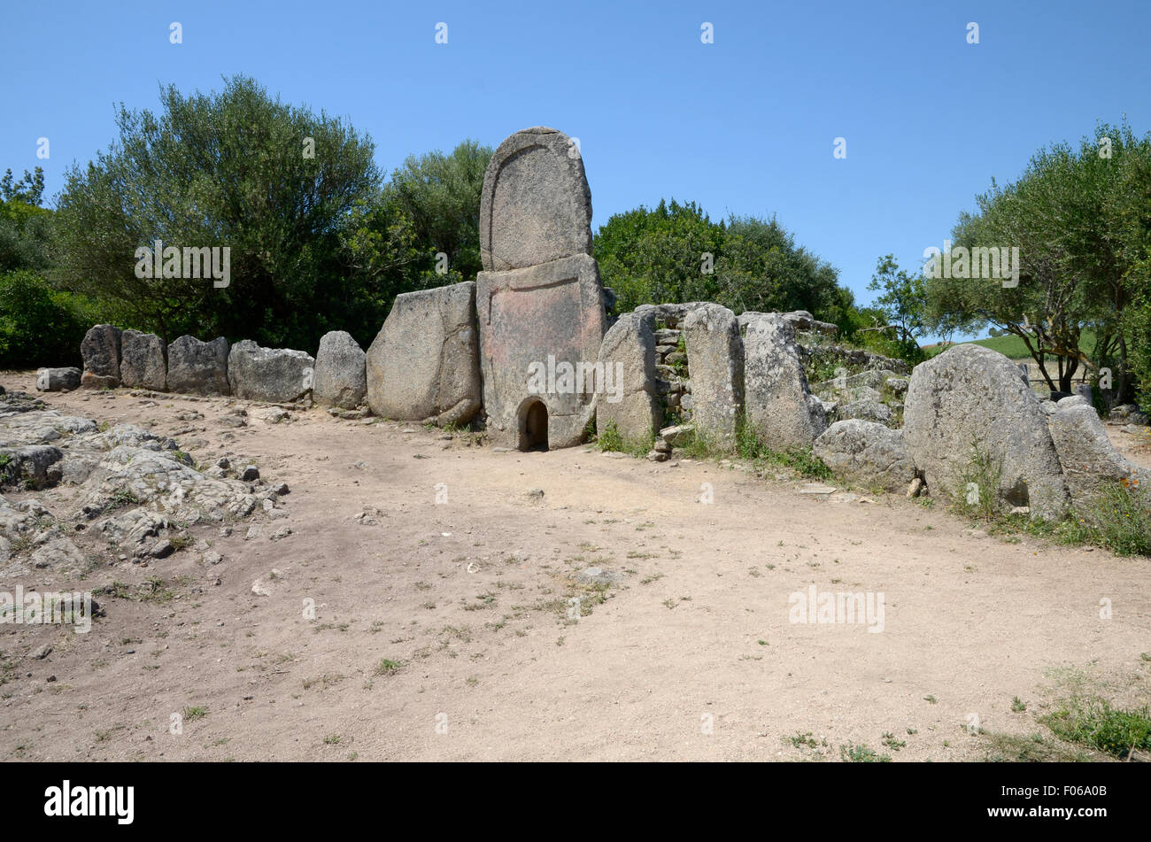 Arzachena, Gallura, Sardaigne, Italie:Tombe dei Giganti de Coddu Vecchiu. Banque D'Images