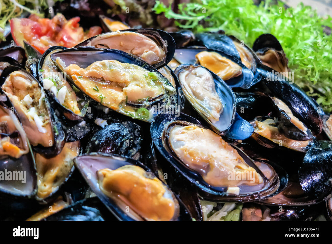 Les moules fraîches lors d'un dîner délicieux buffet Banque D'Images