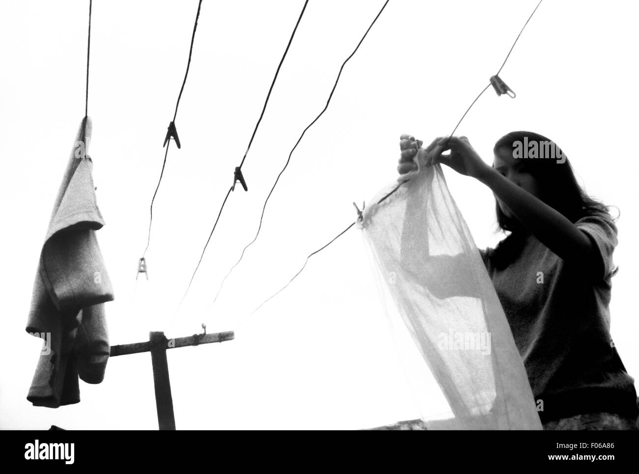 Jeune femme textile séchage au soleil. Banque D'Images