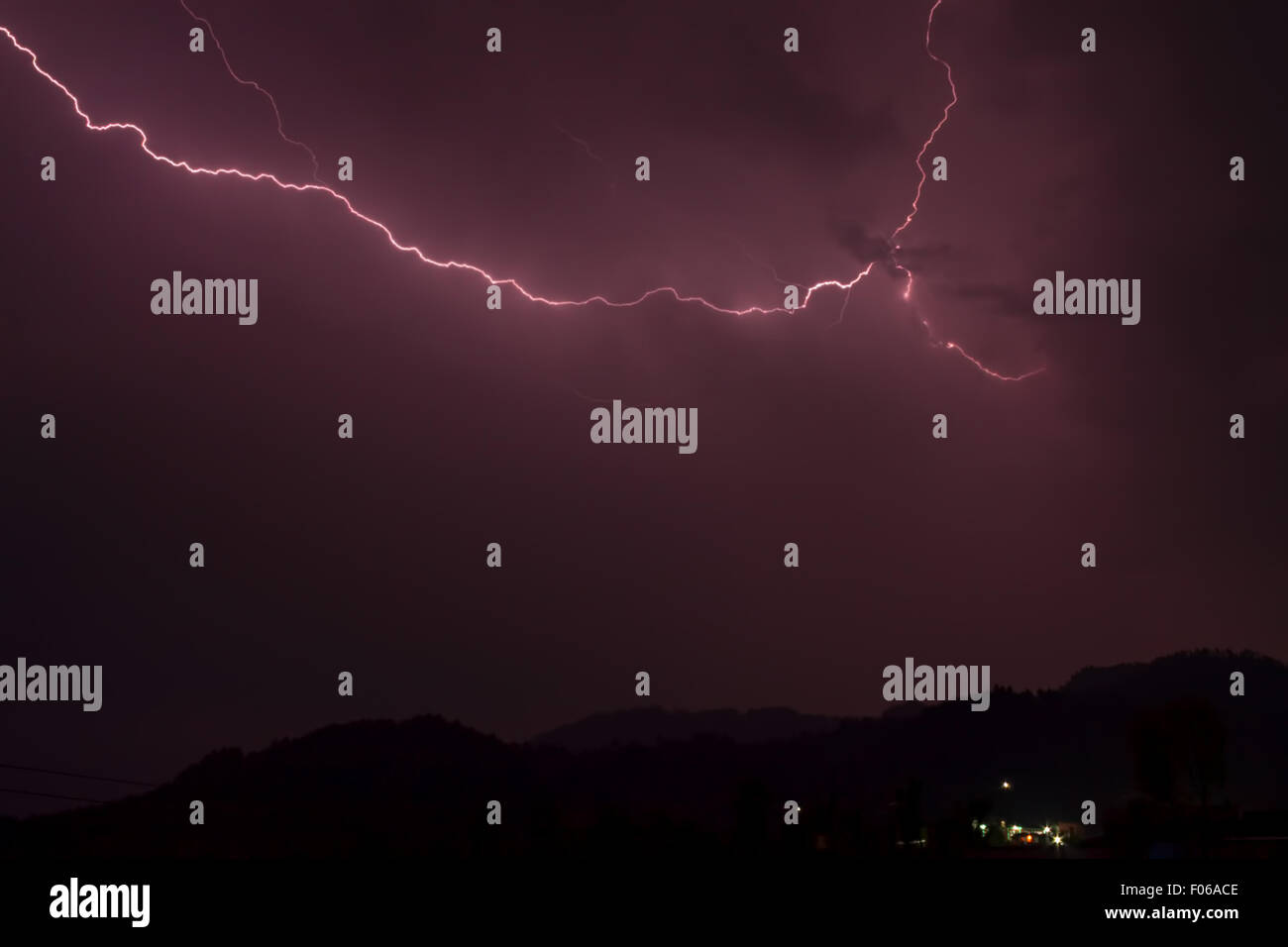 Ciel de nuit la foudre sur une région vallonnée au Népal Banque D'Images