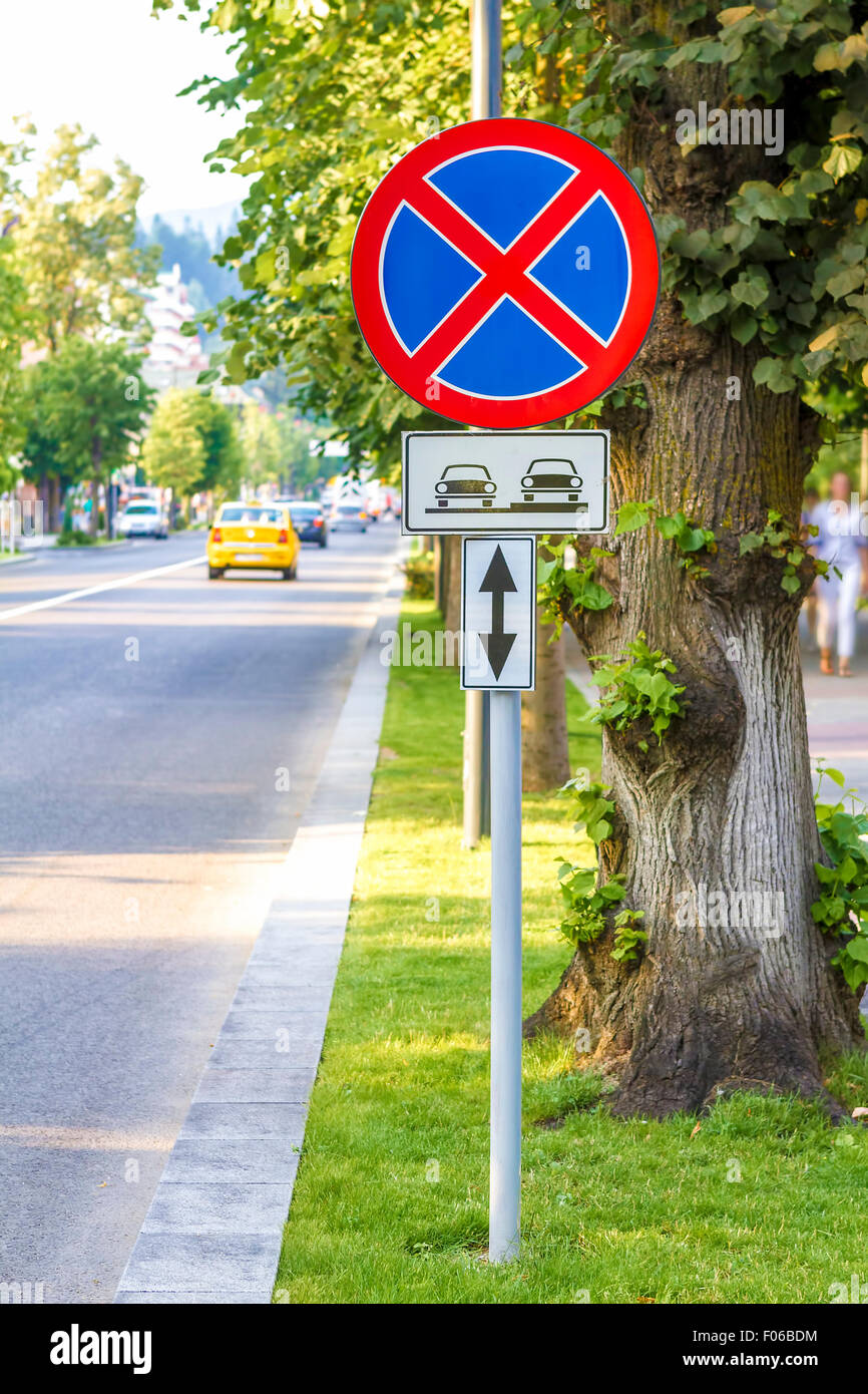 Remorquage d'avertissement signe zone près d'un arbre Banque D'Images