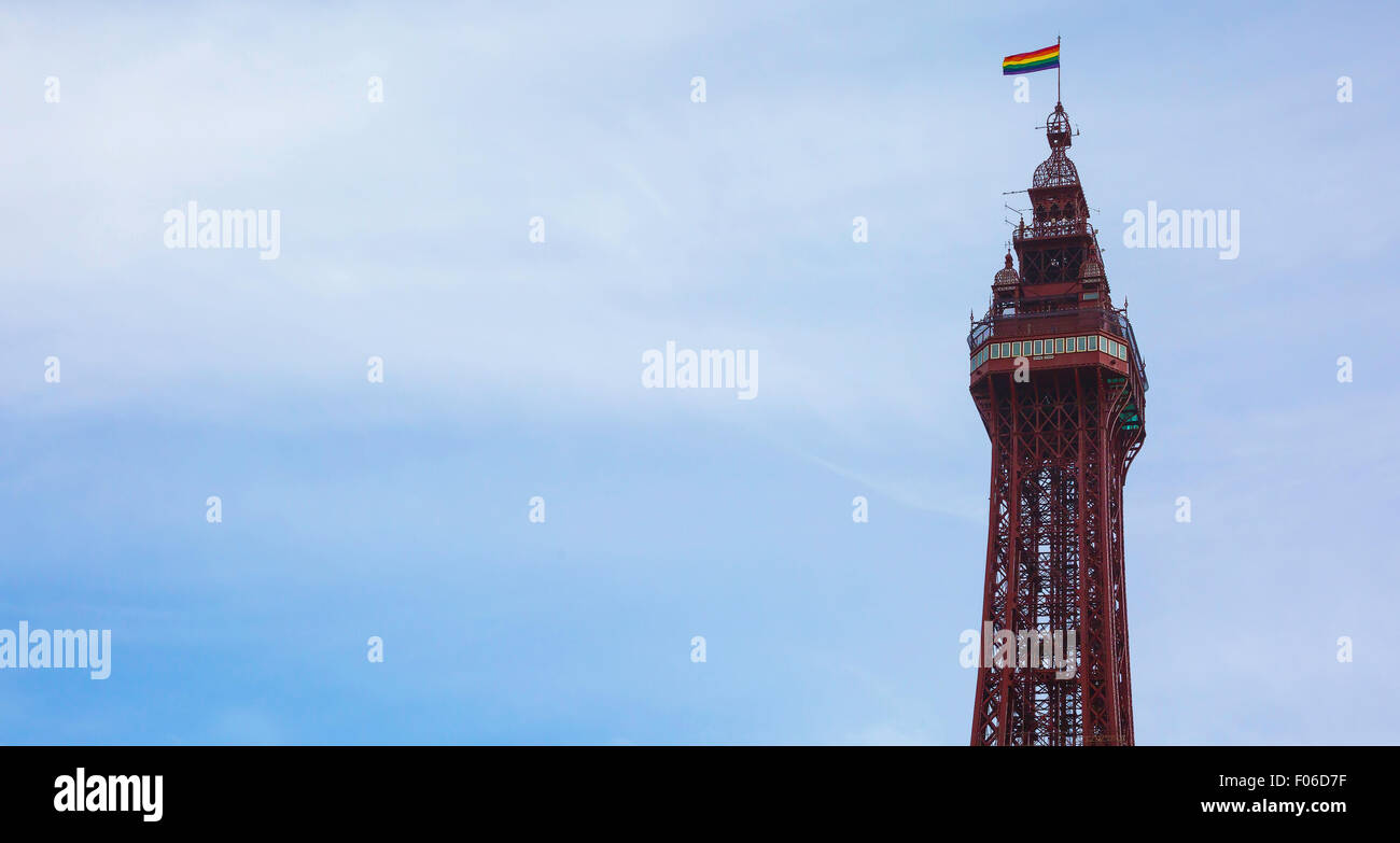 La tour de Blackpool avec Gay Pride flag Banque D'Images