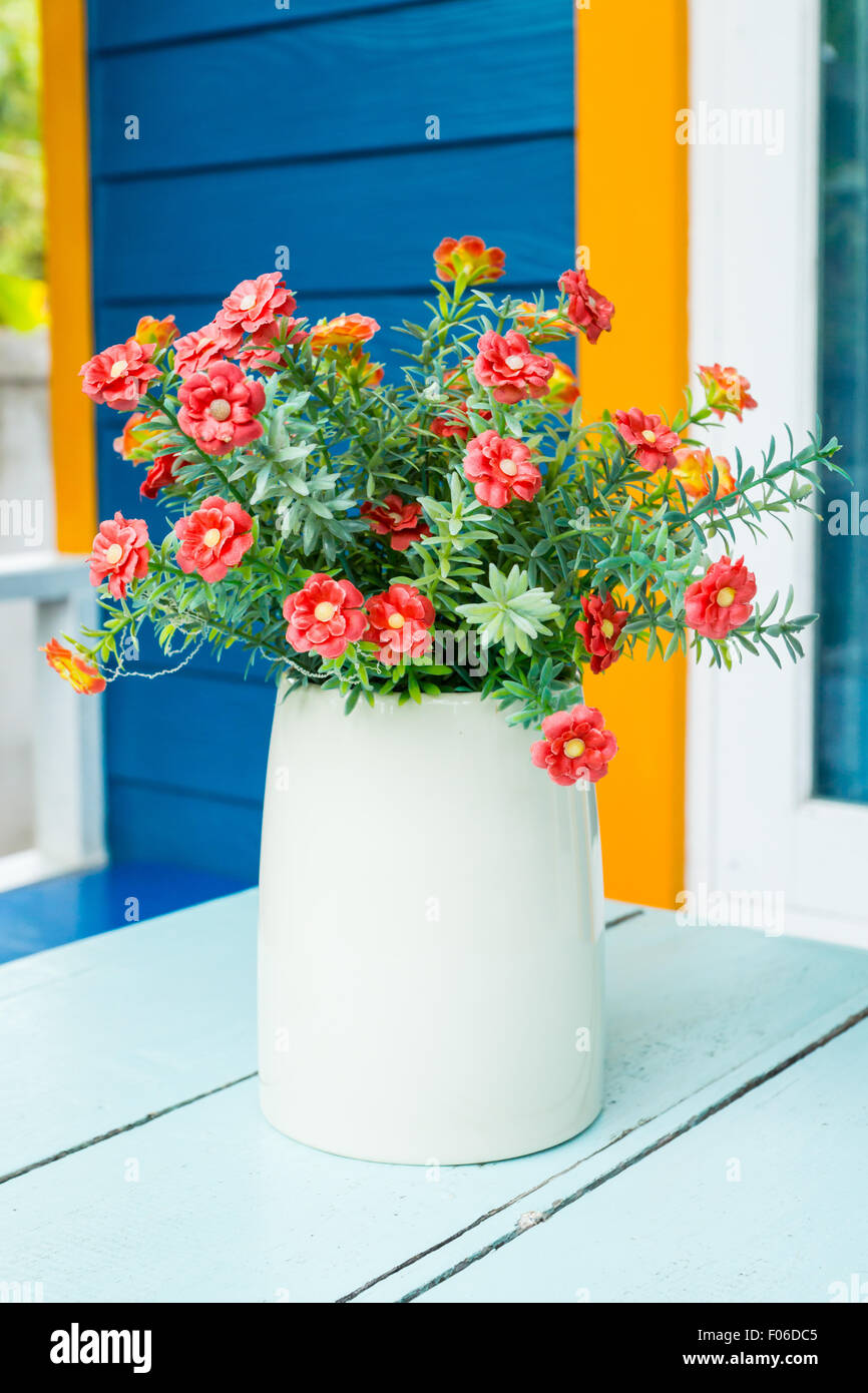 Pot à fleurs en plastique sur la table bleu Banque D'Images