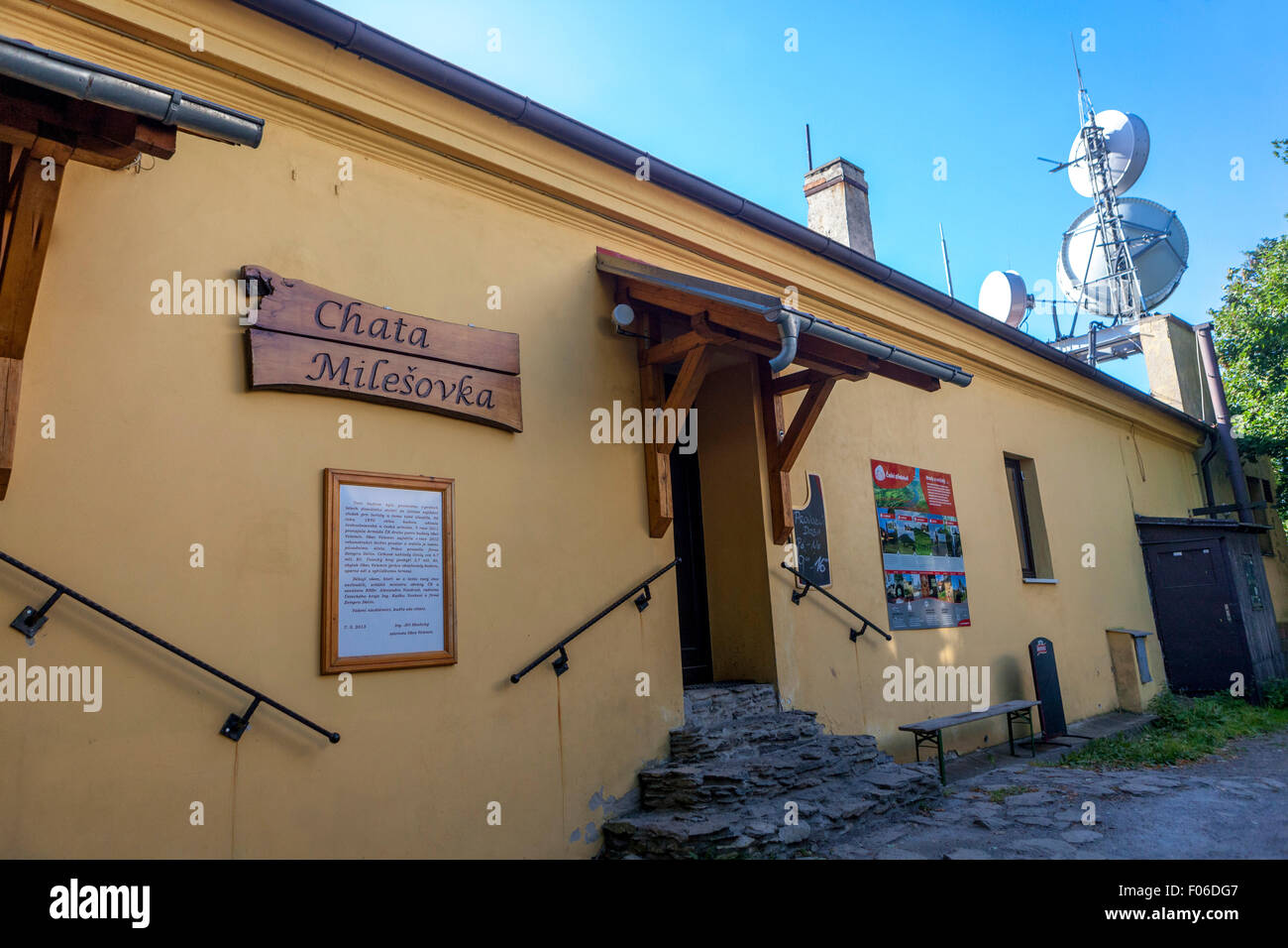 Milesovka est avec ses 837 m, la plus haute montagne de Ceske stredohori Uplands (Bohême centrale), la République tchèque, bar sur colline Banque D'Images