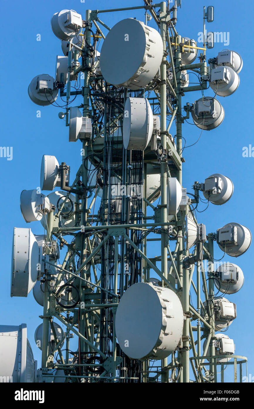Antennes de télécommunication sur le mât, République Tchèque Banque D'Images