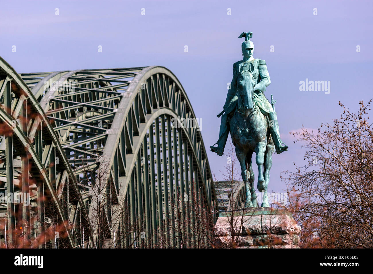La statue équestre de l'allemand Kaiser Wilhelm I et le pont Hohenzollern. Banque D'Images