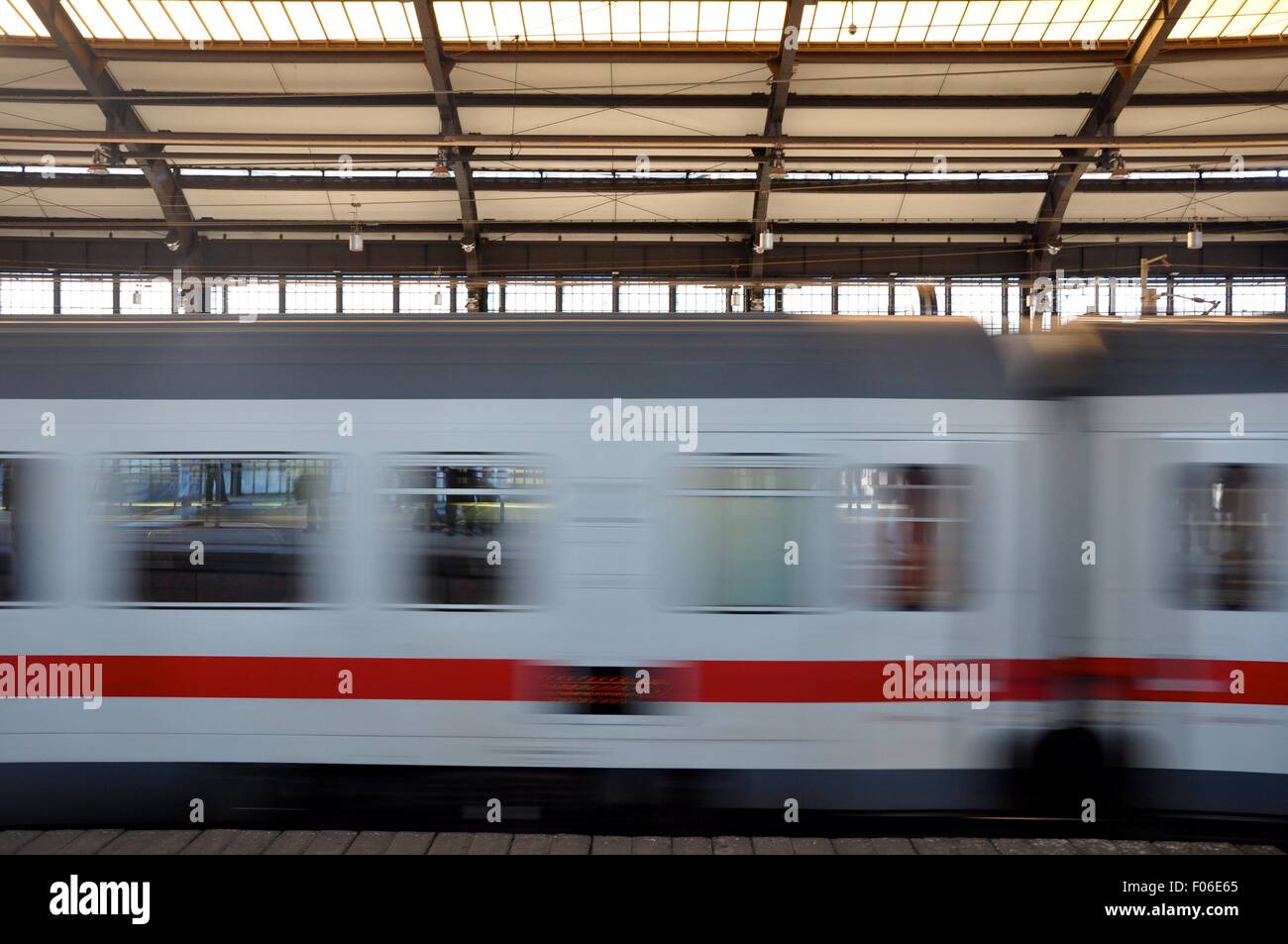 Un train S-Bahn de Berlin à la vitesse Banque D'Images