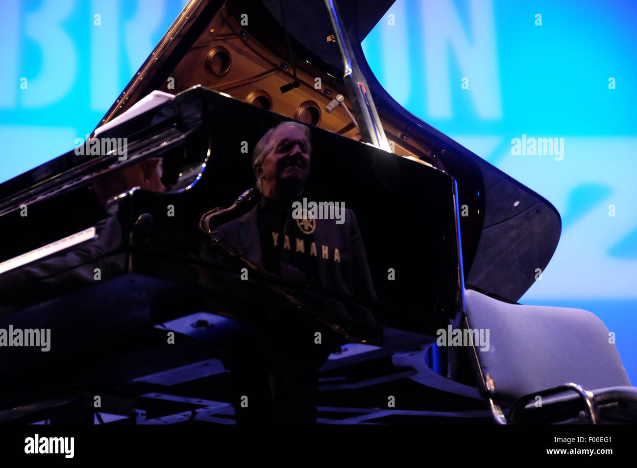 Brecon, Powys, Wales, UK. 8 Août, 2015. Jazz 2015 Brecon la Scott Hamilton Quartet concert au Théâtre Brycheiniog. Photo montre un reflet de Scott Hamilton et son saxophone ténor sur le côté du piano. Banque D'Images