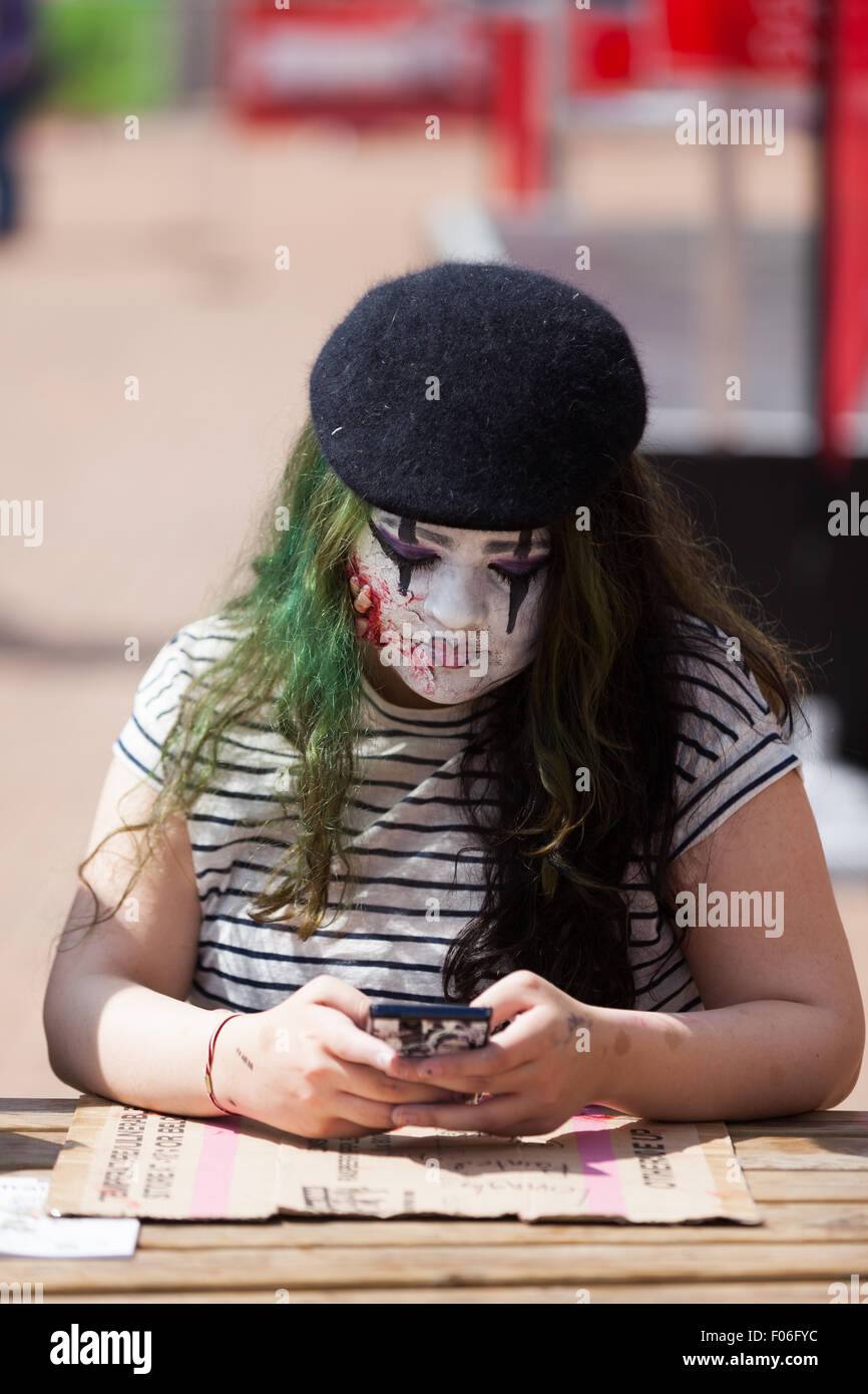 Birmingham, West Midlands, Royaume-Uni. 8 Août, 2015. Le zombie sur son téléphone. Crédit : Chris Gibson/Alamy Live News. Banque D'Images