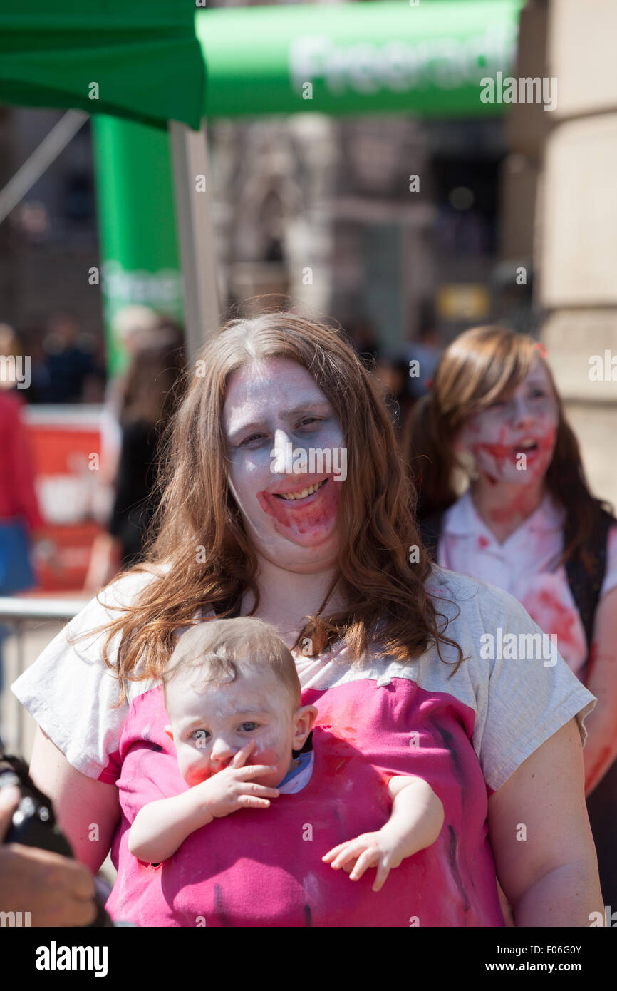 Birmingham, West Midlands, Royaume-Uni. 8 Août, 2015. Mmmm ce faux sang est charmant. Crédit : Chris Gibson/Alamy Live News. Banque D'Images