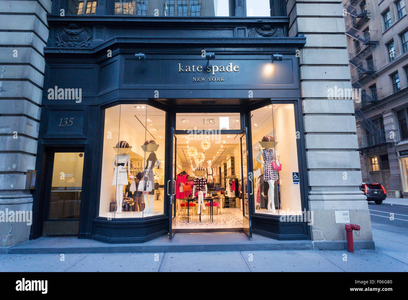 L'image de fichier : un magasin de Kate Spade sur la Cinquième Avenue dans le quartier de Flatiron New York le Mardi, Août 4, 2015. Kate Spade & Co. ont déclaré des ventes a augmenté de 5,7  % mais ont été inférieures aux attentes des analystes. La société a vendu et fermé marques de se concentrer sur son core business Kate Spade New York. (© Richard B. Levine) Banque D'Images