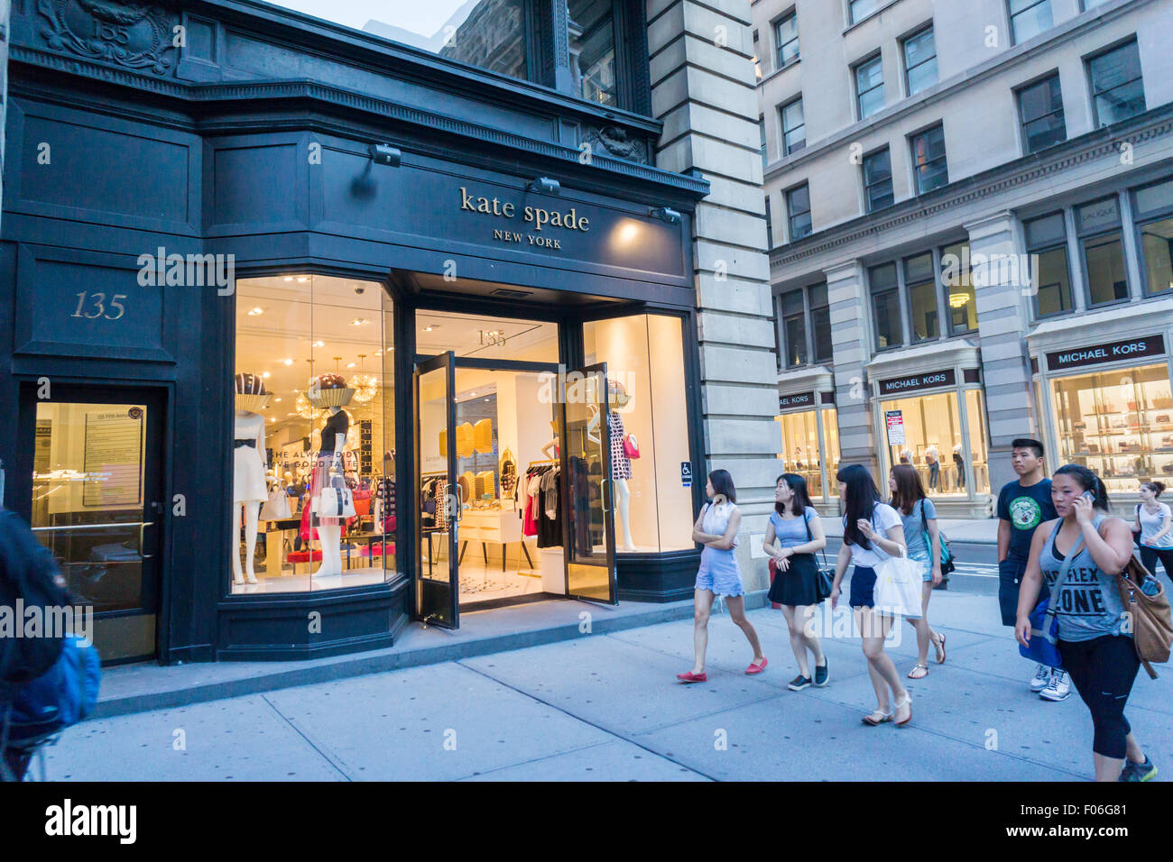 L'image de fichier : un magasin de Kate Spade sur la Cinquième Avenue dans le quartier de Flatiron New York le Mardi, Août 4, 2015. Kate Spade & Co. ont déclaré des ventes a augmenté de 5,7  % mais ont été inférieures aux attentes des analystes. La société a vendu et fermé marques de se concentrer sur son core business Kate Spade New York. (© Richard B. Levine) Banque D'Images