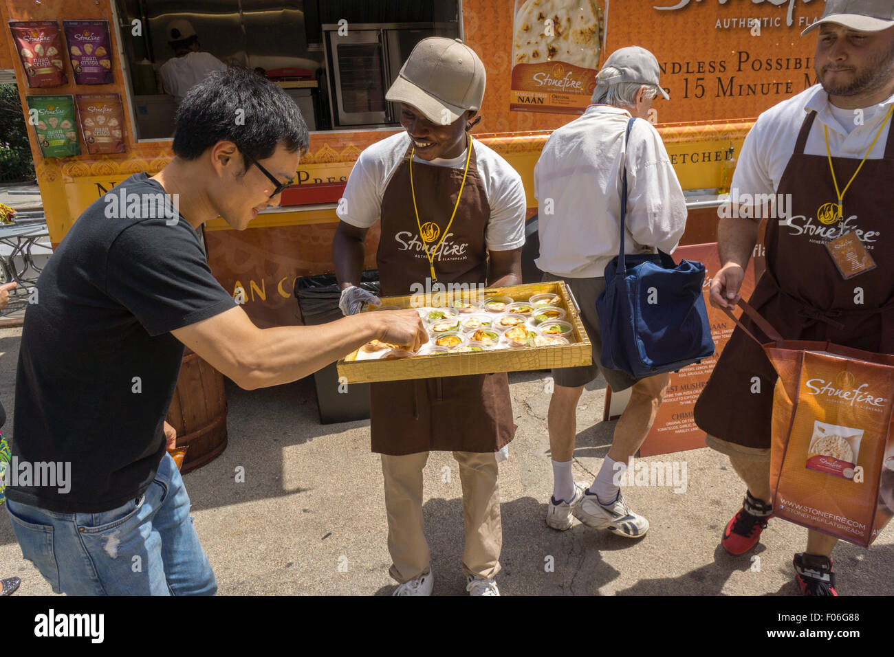 Pains plats authentiques Stonefire donne des échantillons à un événement promotionnel à Flatiron Plaza à New York, le jeudi 6 août, 2015. Produits Stonefire incluent un four tandoori, naan naan pizza artisanale et chips. L'entreprise canadienne est administré par fgf marques. (© Richard B. Levine) Banque D'Images