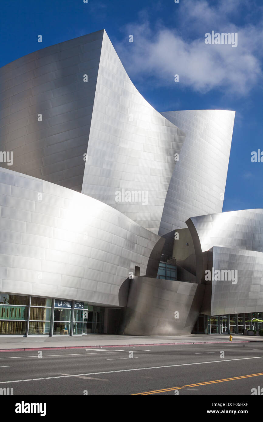 LOS ANGELES - le 26 juillet : Walt Disney Concert Hall à Los Angeles, CA le 26 juillet 2015. La salle a été conçu par Frank Gehry et est Banque D'Images