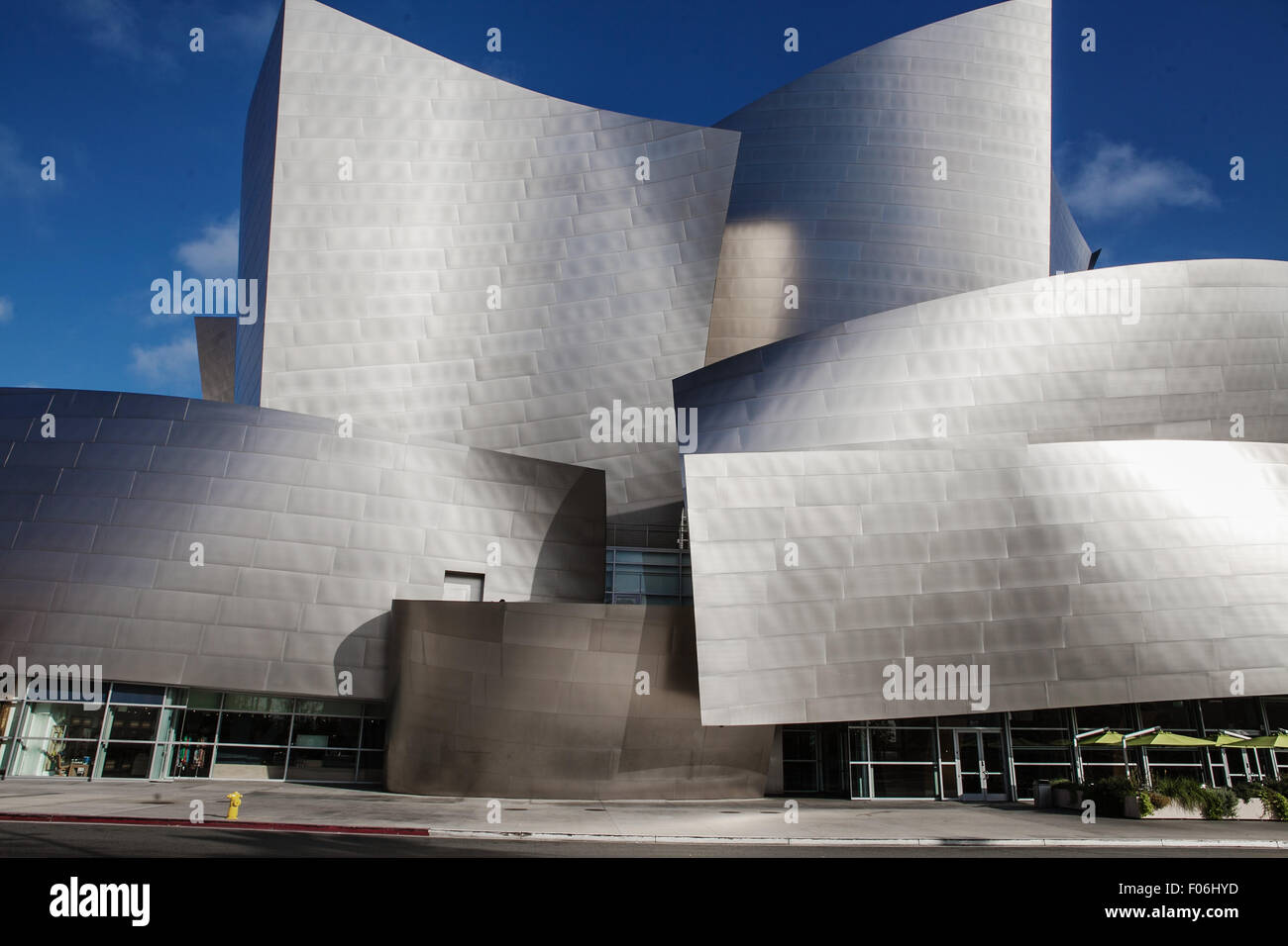 LOS ANGELES - le 26 juillet : Walt Disney Concert Hall à Los Angeles, CA le 26 juillet 2015. La salle a été conçu par Frank Gehry et est Banque D'Images