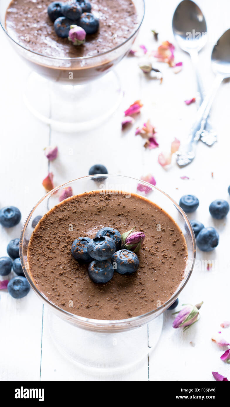 Mousse au chocolat maison douce avec des bleuets dans le verre, selective focus Banque D'Images