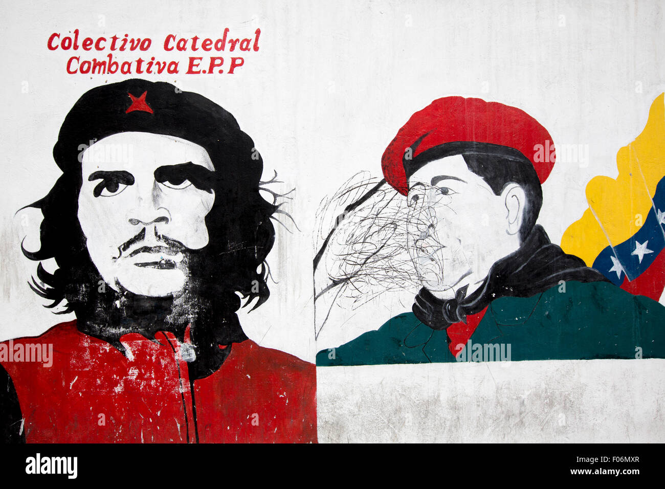 Le président Hugo Chavez de graffiti avec Che Guevara conçu par l'artiste inconnu sur un mur blanc dans la ville de Caracas. Venezuela 2015. Banque D'Images