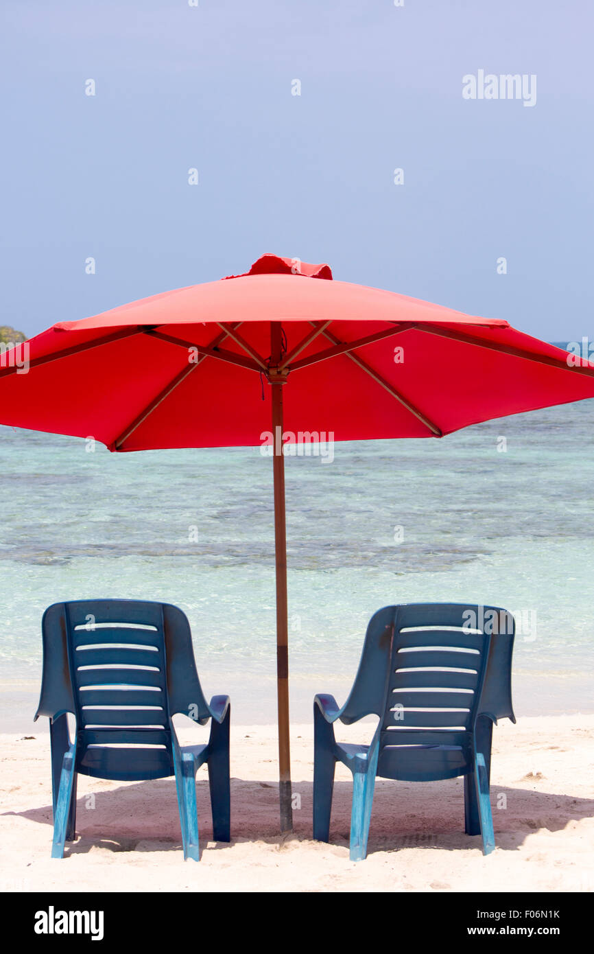 Deux chaises et parasol sur la plage tropicale magnifique dans le parc national de Morrocoy, Venezuela Banque D'Images