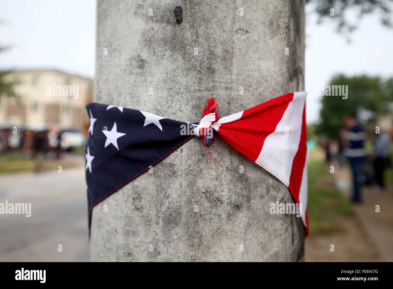 Ferguson Missouri Etats Unis 8e Aout 15 Un Drapeau Est Enroulee Autour D Un Pole D Eclairage A L Avant Du Mike Brown Jr Memorial Sur Canfield Dur Marquant Le Premier Anniversaire De Sa Mort C Ferguson Missouri Etats Unis 8e Aout 15 Un Drapeau Est Enroulee Autour D Un Pole D Eclairage A L Avant Du Mike Brown Jr Memorial Sur Canfield Dur Marquant Le Premier Anniversaire De Sa Mort C