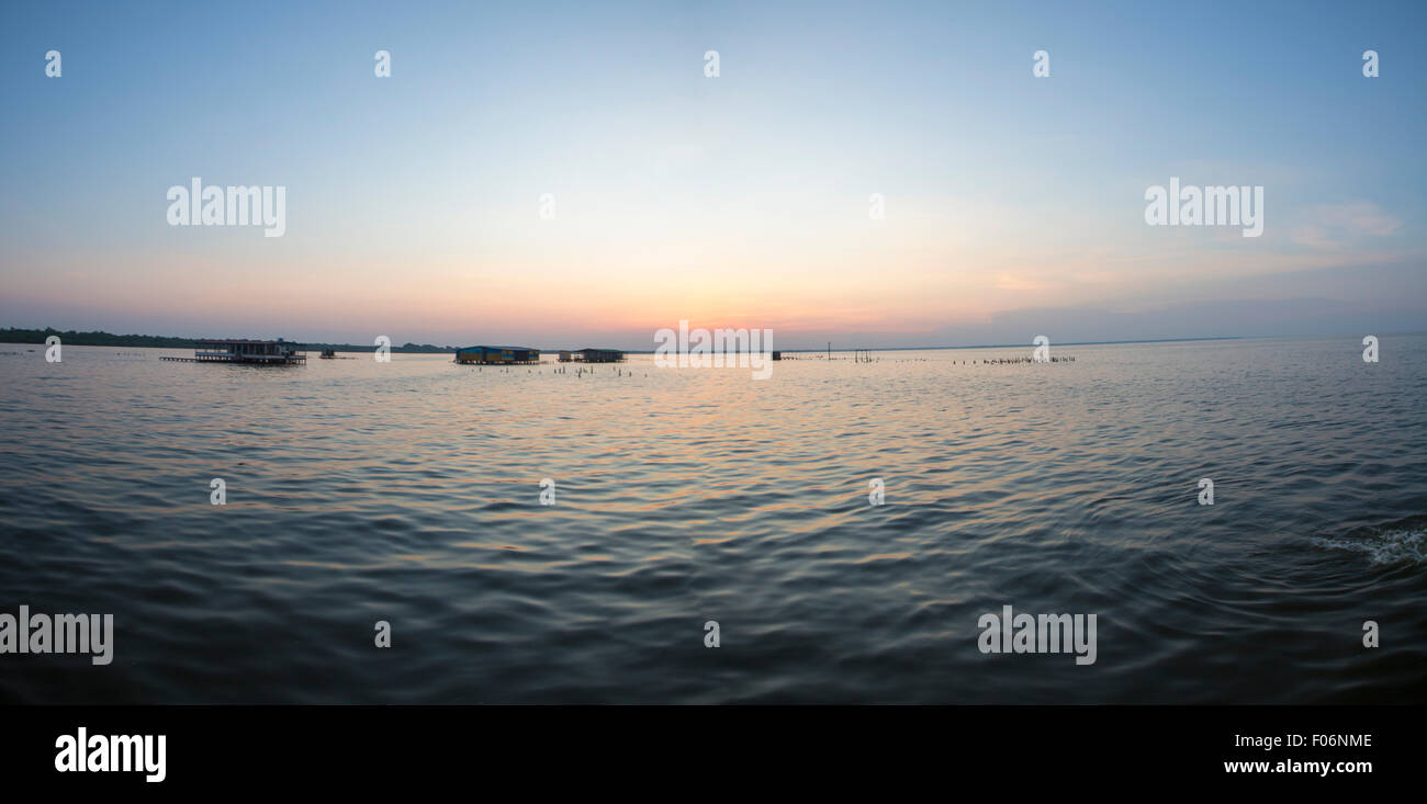 Vue panoramique sur le coucher de soleil sur le Lac Maracaibo, Venezuela Banque D'Images