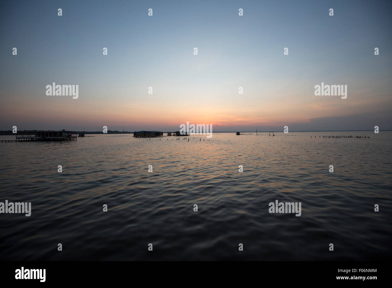 Vue panoramique sur le coucher de soleil sur le Lac Maracaibo, Venezuela Banque D'Images