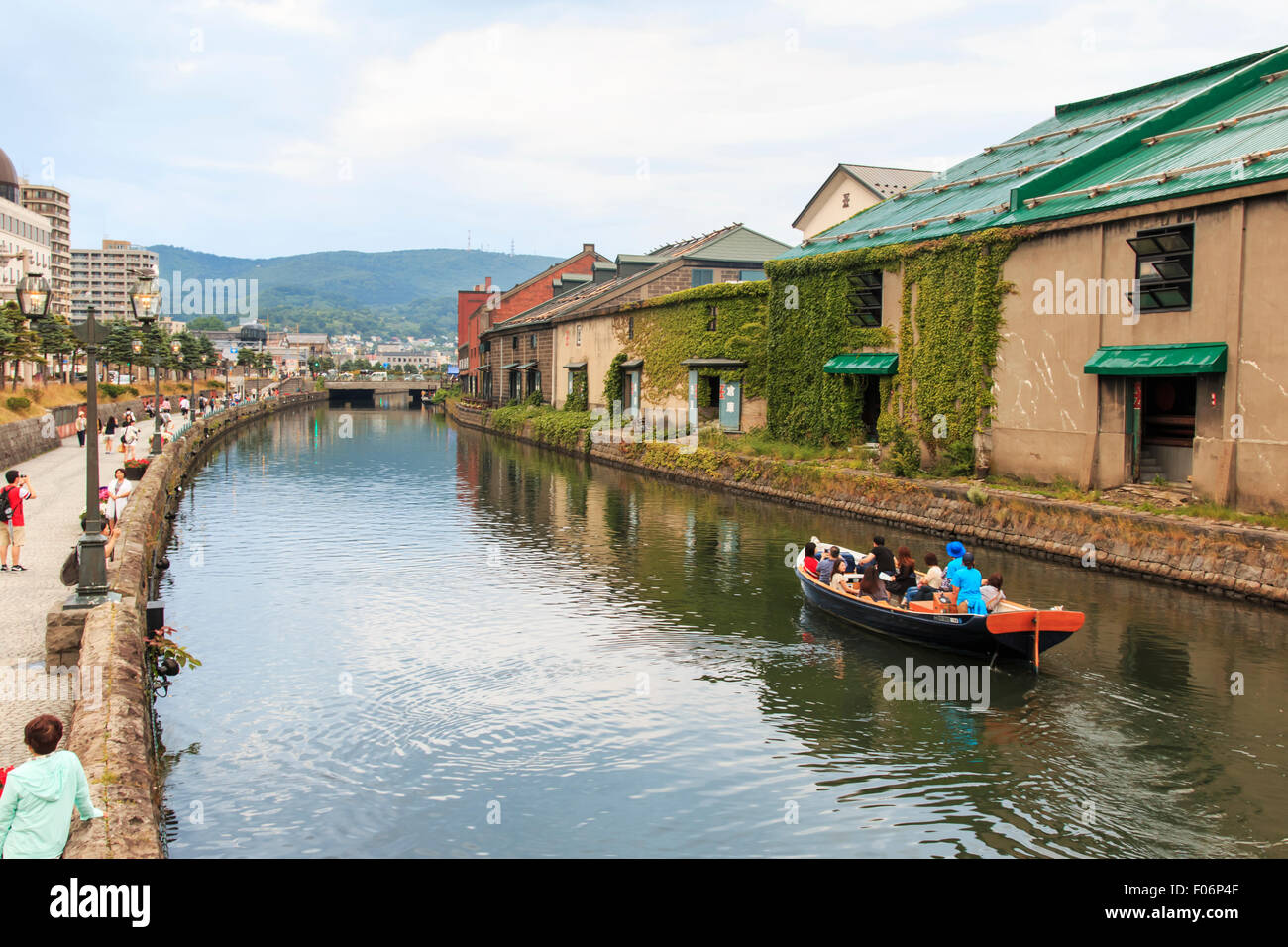 Otaru, Hokkaido - Juillet 13,2015 : Otaru, canal historique et warehousedistrict à Hokkaido, au Japon, avec de nombreux touristes marcher par Banque D'Images