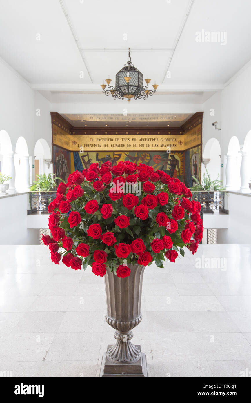 Grand bouquet de roses rouges dans un vase en pierre situé à Quito. L'Équateur. Banque D'Images