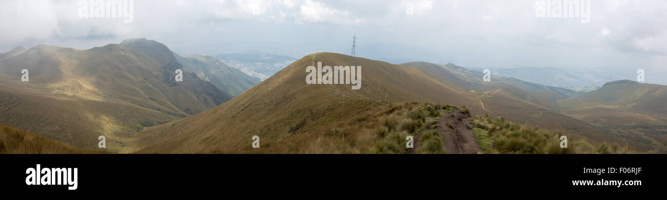 Vue panoramique spectaculaire de la montagne et de Quito, la capitale de l'Équateur à l'arrière-plan. Banque D'Images