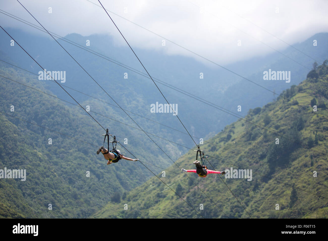 Des personnes non identifiées qui tombe sur un code postal ligne parc aventure dans la forêt tropicale équatorienne, Banos Banque D'Images