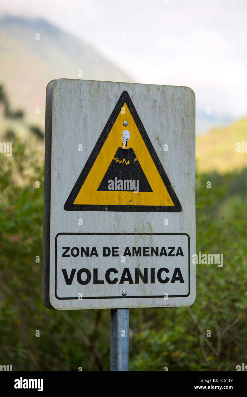 Panneau de flèche en bois empêchant que la zone est une zone volcanique banos, Equateur 2015. Banque D'Images