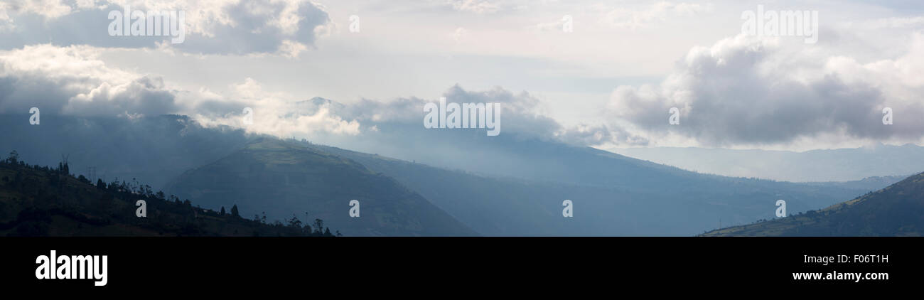 Panorama du volcan Tungurahua dans les Andes équatoriennes. Banos de Agua Santa, l'Équateur 2015. Banque D'Images