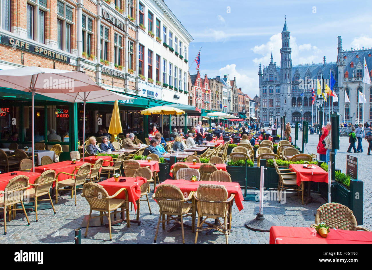 Restaurants et cafés face à la place principale, Grote Markt, à Bruges, Belgique Banque D'Images