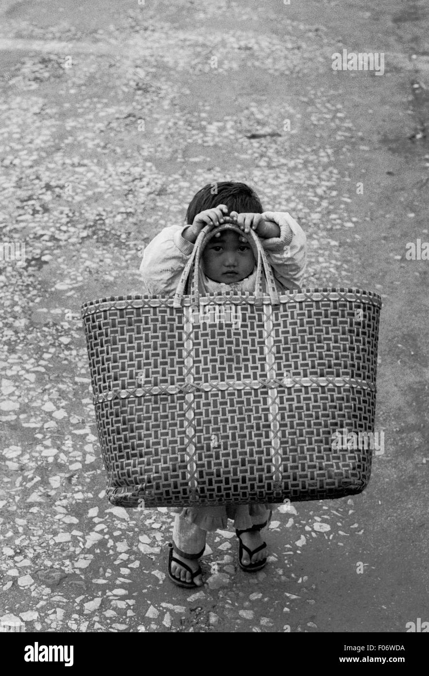 Enfant timide, à l'arrière son panier myanmar brian mcguire Banque D'Images